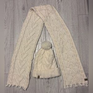 ROXY Pom Pom Beanie & Matching Scarf Set One Size Clean & From a nonsmoking home